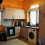 木屋 Cozy In For 6 People With Parking *